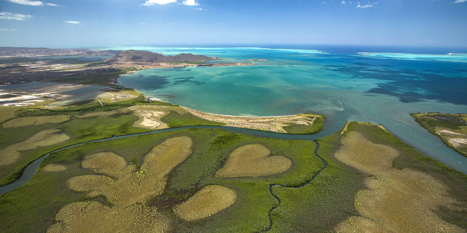 Survol du coeur de Voh et de la mangrove avec vue sur le lagon de Nouvelle-Calédonie.